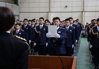 公平中正に職務を遂行　岡山県警察学校入校式