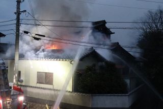 玉野で民家全焼 １人死亡　連絡が取れない住人か