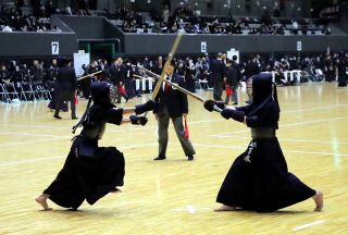 南輝剣道スポ少４５周年で大会　岡山、小中高生１２００人が熱戦