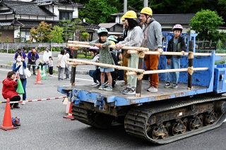 林業機械に試乗「面白かった」　西粟倉で百年の森林まつり