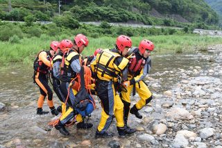 夏場の水難事故に備え連携確認　高梁市消防署と高梁署が合同訓練