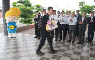 「瀬戸内市を前に進める」　黒石市長、初登庁で決意