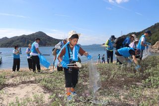 海岸清掃で環境保全意識高める　白石島でごみ拾い、若者ら１１０人参加