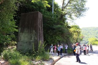 美袋駅開業１００年記念ウオーク　日羽駅間４キロ、駅や橋の遺構巡る