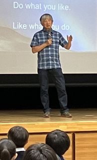 被災地での支援活動紹介　モンベル辰野会長、矢掛で講演