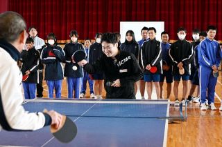 パラ卓球 岩渕選手が体育授業　美作・勝田中で競技の魅力伝える