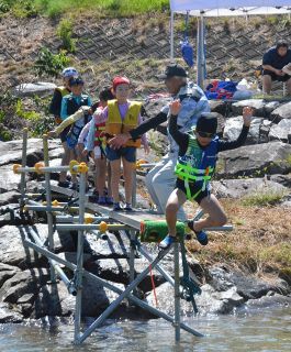和気 しぶき上げ川にダイブ　イベントで児童が歓声