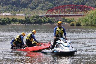 水難救助訓練で緊急時の対応確認 ２人死亡事故から１年　岡山県警