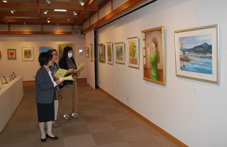 津山 個性豊かな７２点　神谷さんと絵画教室生が作品展