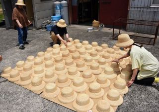 夏本番前に 麦わら帽子作り最盛期　井笠地域、一つ一つ丁寧に手作業