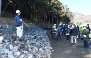 両宮山古墳の保存工事 ３月で終了　赤磐市教委、墳丘浸食防止へ護岸