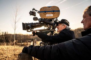 スピルバーグ監督、車が建物を突き抜けるアクションを自ら指導　『ディスクロージャー・デイ』メイキング映像