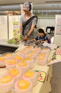 地場産の野菜や果物ＰＲ　岡山でマルシェ、買い物客次々