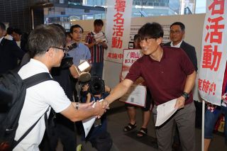 宮本サッカー協会長が〝助っ人参戦〟　ファジ新スタジアム署名活動