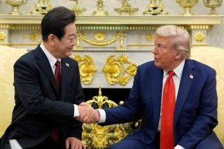 【米韓首脳会談】意気投合演出、懸案先送り　米朝対話「ショー化」警戒