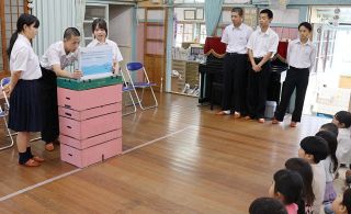 自然の魅力や大切さ分かりやすく紹介　津山・加茂中３年生６人が絵本制作 園児に読み聞かせも