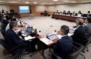 年金「第３号」縮小へ検討着手　子育て・介護、配慮焦点