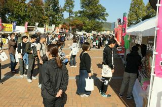 おかやまマラソンＥＸＰＯ始まる　飲食店など７４ブース スタジアム周辺で
