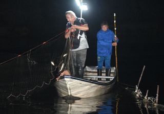 伝統の「瀬張り網漁」最盛期　高梁川、アユを足止め