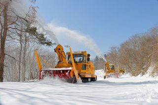 除雪進む旧蒜山大山スカイライン　高原に春の訪れ ３月末開通予定