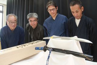 パリで展示の備前刀を披露　長船の刀職ら協力、瀬戸内市と仏の意匠施す
