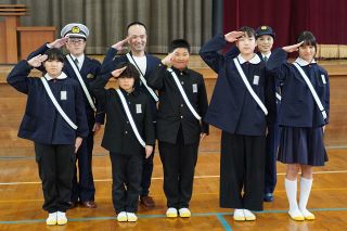 交通安全グッズ 倉敷・乙島東小に寄贈　大和被服 警察官制服の端切れ活用