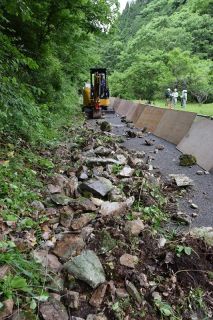 梅雨期前にのり面の浮き石除去　県道２路線で県新見地域事務所