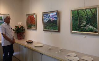 美術家岡本さん、古里・福山で個展　２５年ぶり 油絵・陶器４０点、５日まで