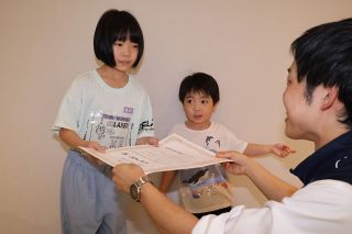 「ふれあいすいぞくえん」入場者１万人突破　天満屋で開催中 きょうだいにプレゼント