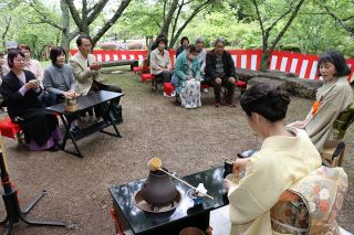 吉備真備 遺徳しのぶ 倉敷・まきび公園で献茶会　市内外から３５０人訪れる