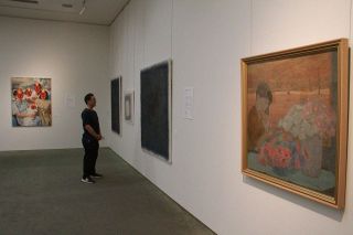 牛窓拠点の芸術家９人一堂に　瀬戸内市立美術館絵画と陶芸５２点