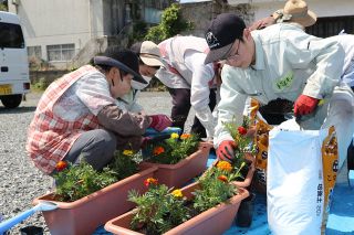 円城寺周辺の往来 花で活気を　吉備中央の老人クがプランター設置