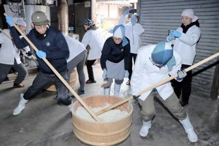 落酒造場と辻本店が技術交流会　真庭、杜氏ら独特の工程を体験