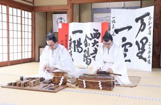 会陽事始め 宝木作る道具を手入れ　西大寺観音院 成功祈る法会も