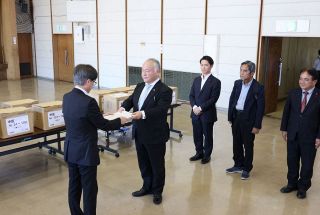 住民投票条例制定を直接請求　市民団体、新アリーナ巡り岡山市に