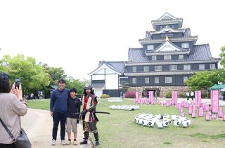 烏城おしろあそび開幕 岡山　着付け体験などに家族連れ