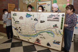 布やフェルト生地で表現した津山マップ 市立図書館にお目見え　ボランティア６年かけ制作