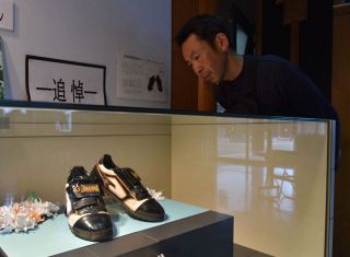 長嶋監督「３３」時代のシューズ　福山・松永はきもの資料館で展示
