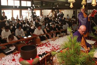 故人しのび おひねり投じる　 瀬戸内・朝日寺で「投げ銭供養」　