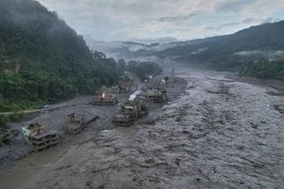ネパール土石流、死者９００人超　中国含め４０００人超不明