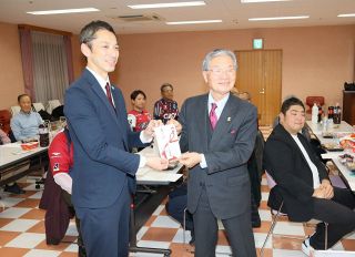 ファジアーノＪ１定着を　浅口・里庄の応援団が募金贈る
