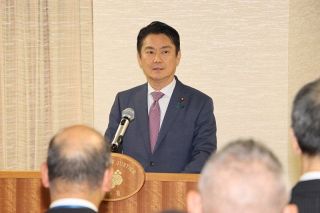 山下法相公務スタート　職員に訓示「正義実現へ全力で取り組む」