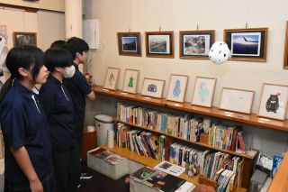 自由な発想で版画や絵画　真庭・勝山中美術部展覧会
