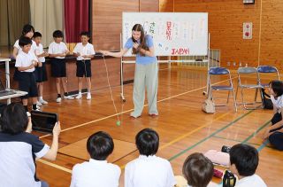 児童と昔遊び「みんな親切」　オーストリア留学生 倉敷・富田小訪問