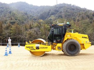 玉島笠岡道路に無人ローラー導入　路面工事で全国初 自動で締め固め