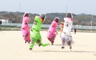 恐竜着ぐるみで疾走　瀬戸内市でティラノレース