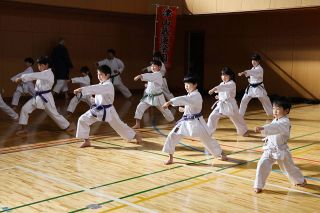 愛好者３５０人心地よい汗　津山武道学園が稽古始め