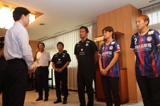 創設２５年で初優勝を　後半戦へ湯郷ベル選手らが知事に抱負