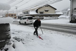 厳しい冷え込み続く 県北では大雪　ＪＲ在来線では運休相次ぐ