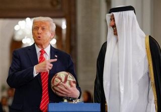 Ｗ杯開催引き継ぎ記念の行事参加　トランプ氏、ボールに署名